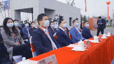 新松公司副總裁、智能裝備BG總裁劉子軍出席中遠(yuǎn)海運(yùn)智能產(chǎn)線啟動(dòng)儀式.gif
