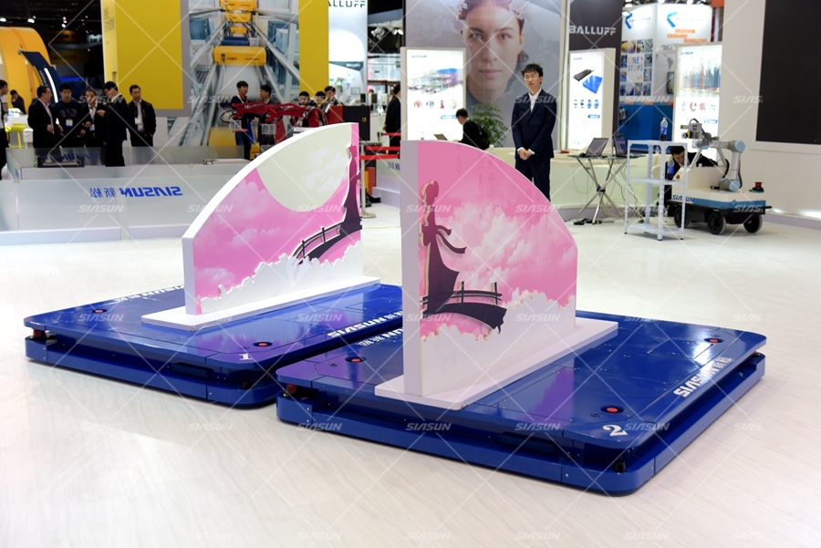 國內首臺舞臺移動機器人驚艷亮相CeMAT物流展 科技續(xù)寫梁祝傳奇