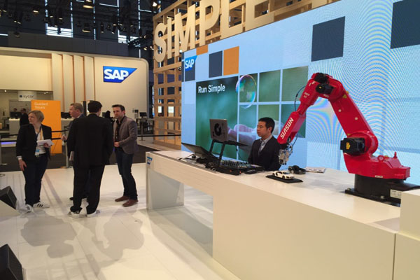 新松機器人公司與德國SAP公司聯合參展CeBIT 2015，獲中德副總理高度評價