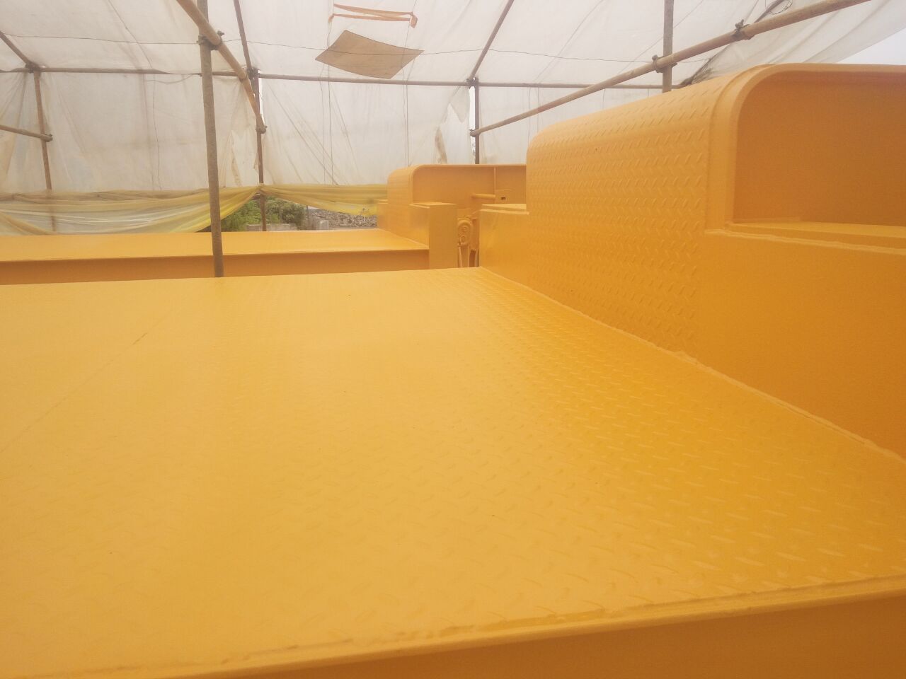 聚脲噴涂機聚脲涂料噴涂后表面出現顆粒狀現象(圖1)